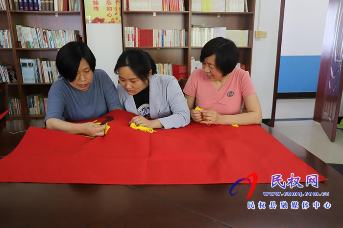 民權(quán)縣自然資源局開(kāi)展“同心向黨 共繡黨旗”活動(dòng) 民權(quán)縣自然資源局開(kāi)展“同心向黨 共繡黨旗”活動(dòng)