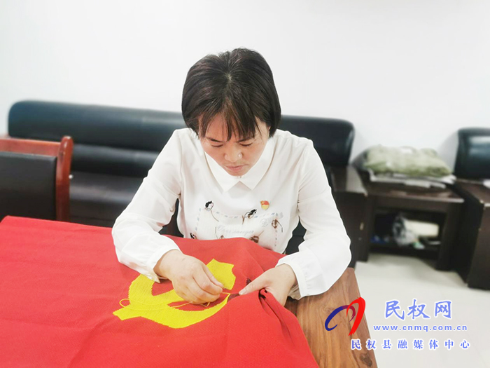 民權(quán)縣文藝界舉辦“接力繡黨旗?永遠(yuǎn)跟黨走”活動(dòng) 民權(quán)縣文藝界舉辦“接力繡黨旗?永遠(yuǎn)跟黨走”活動(dòng)
