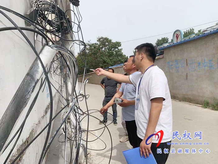 民權(quán)12345:雜亂電纜無(wú)人處理 12345現(xiàn)場(chǎng)辦公解民憂 民權(quán)12345:雜亂電纜無(wú)人處理 12345現(xiàn)場(chǎng)辦公解民憂