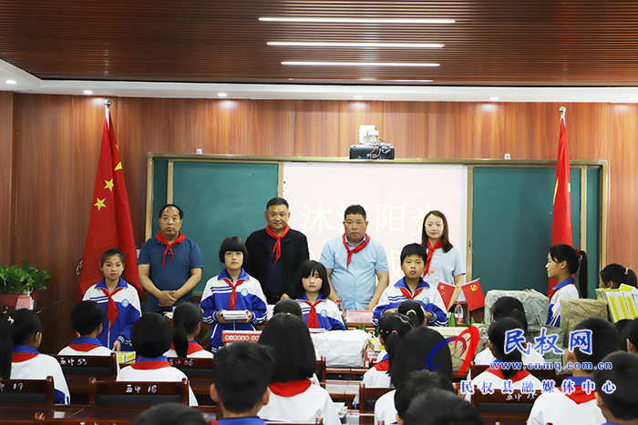 沐浴陽(yáng)光?關(guān)愛成長(zhǎng)——《下一代英才》雜志社為人和鎮(zhèn)高集學(xué)校捐贈(zèng)圖書 沐浴陽(yáng)光?關(guān)愛成長(zhǎng)——《下一代英才》雜志社為人和鎮(zhèn)高集學(xué)校捐贈(zèng)圖書
