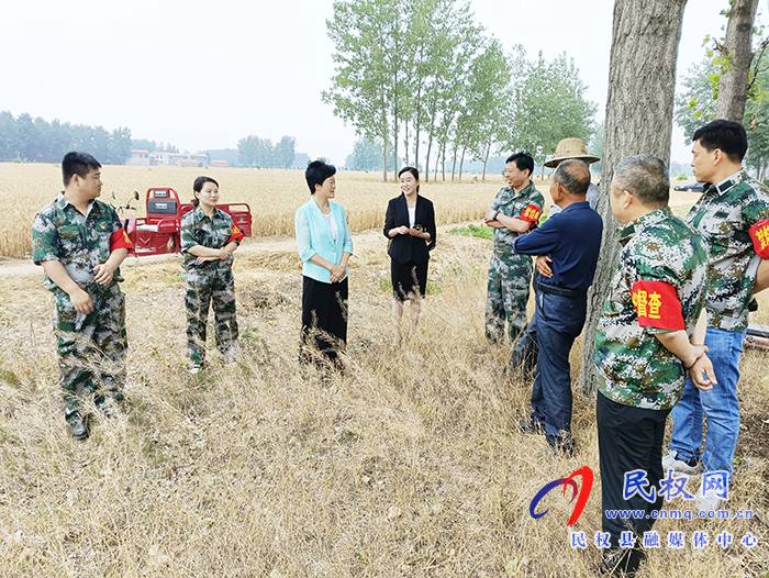 縣人大常委會主任周燕、副縣長朱琳到老顏集鄉(xiāng)查看“三夏”安全生產(chǎn)暨秸稈禁燒工作開展情況