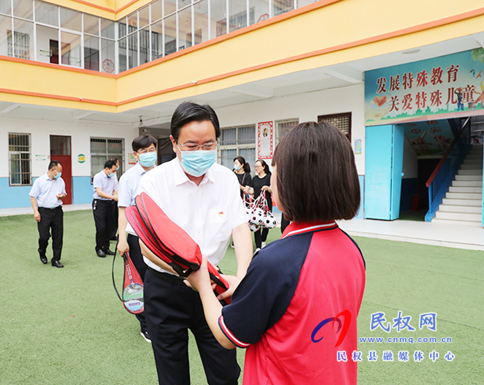 縣領(lǐng)導(dǎo)“六一”看望慰問(wèn)少年兒童 縣領(lǐng)導(dǎo)“六一”看望慰問(wèn)少年兒童