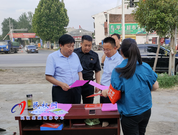 副縣長陳進(jìn)領(lǐng)到王橋鎮(zhèn)查看“三夏”生產(chǎn)工作 副縣長陳進(jìn)領(lǐng)到王橋鎮(zhèn)查看“三夏”生產(chǎn)工作