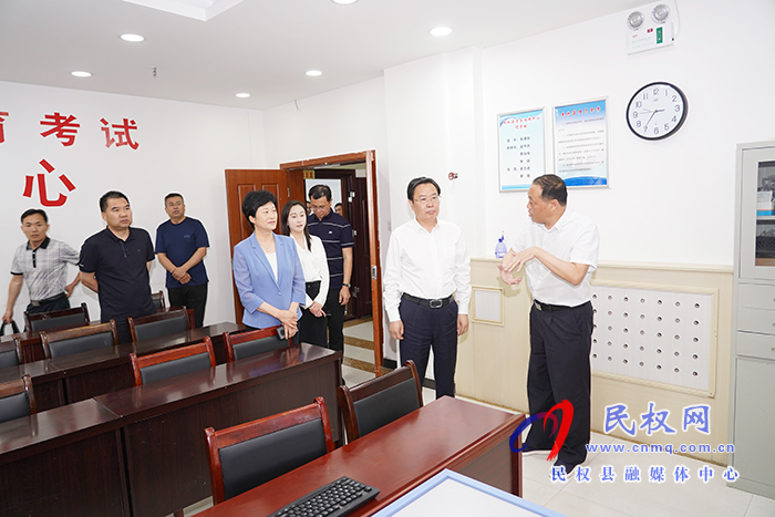 市人大常委會(huì)副主任、縣委書(shū)記姬脈常查看高招考務(wù)工作準(zhǔn)備情況