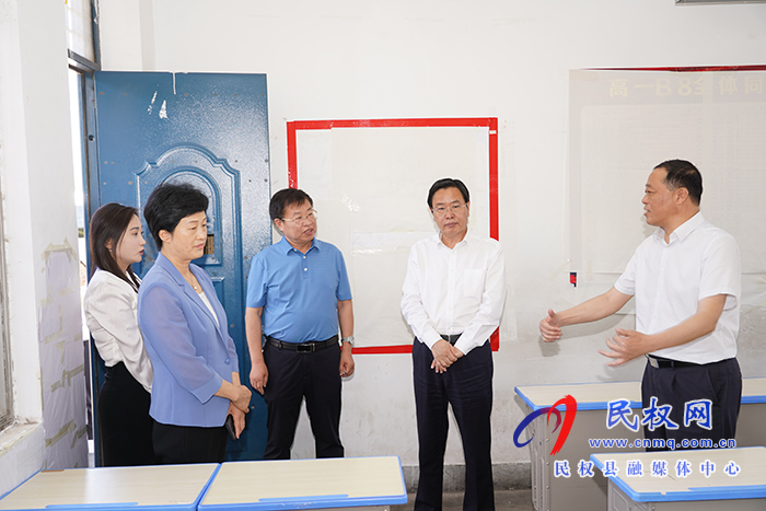 市人大常委會(huì)副主任、縣委書(shū)記姬脈常查看高招考務(wù)工作準(zhǔn)備情況