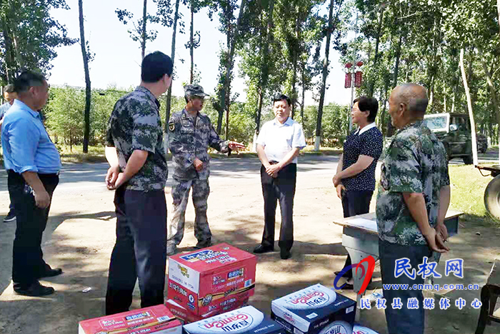 縣委常委、武裝部長(zhǎng)熊四香、縣人大副主任石克林到孫六鎮(zhèn)慰問“三夏”一線干部