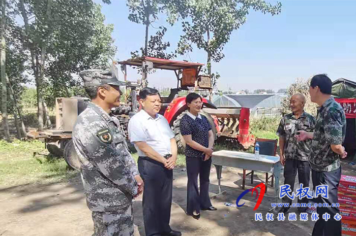 縣委常委、武裝部長(zhǎng)熊四香、縣人大副主任石克林到孫六鎮(zhèn)慰問“三夏”一線干部
