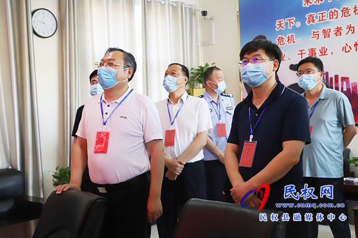 市委常委、常務(wù)副市長吳祖明到民察看高考準(zhǔn)備工作