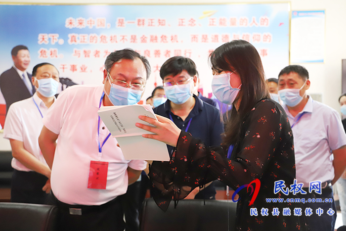 市委常委、常務(wù)副市長吳祖明到民察看高考準(zhǔn)備工作