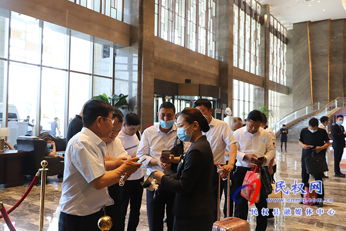 出席市五屆人大五次會(huì)議的縣人大代表向大會(huì)報(bào)到 出席市五屆人大五次會(huì)議的縣人大代表向大會(huì)報(bào)到
