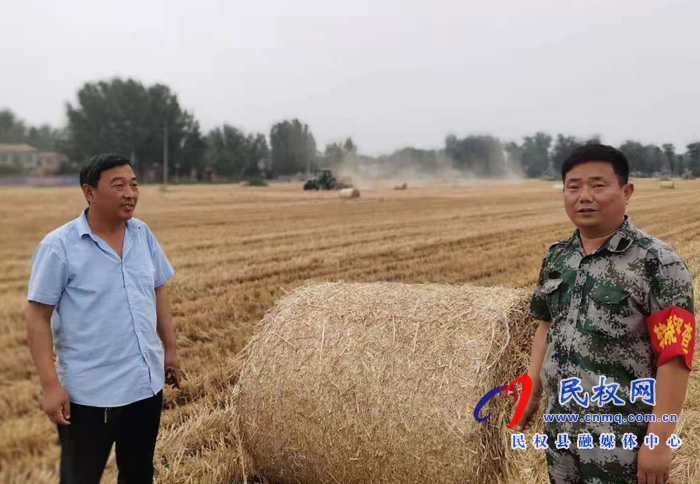 王莊寨鎮(zhèn):人大代表發(fā)揮自身優(yōu)勢(shì) 助力秸稈回收變廢為寶 王莊寨鎮(zhèn):人大代表發(fā)揮自身優(yōu)勢(shì) 助力秸稈回收變廢為寶