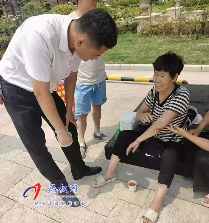 熱心小伙“扶”出社會(huì)正能量 熱心小伙“扶”出社會(huì)正能量