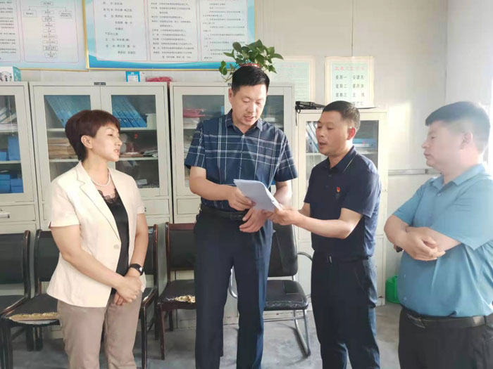 縣委宣傳部副部長李忠強(qiáng)調(diào)研“護(hù)苗”工作站建設(shè)情況 縣委宣傳部副部長李忠強(qiáng)調(diào)研“護(hù)苗”工作站建設(shè)情況