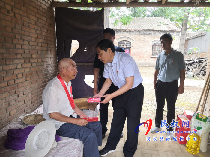 縣委常委、組織部長何玉明為褚廟鄉(xiāng)老黨員頒發(fā)“光榮在黨50年”紀(jì)念章