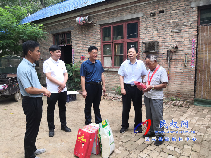 縣委常委、組織部長何玉明為褚廟鄉(xiāng)老黨員頒發(fā)“光榮在黨50年”紀(jì)念章