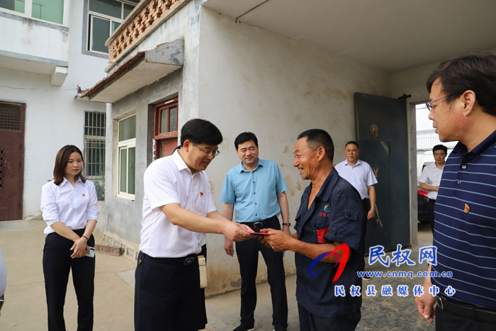 縣委副書(shū)記、縣長(zhǎng)張團(tuán)結(jié)走訪慰問(wèn)老黨員和困難黨員