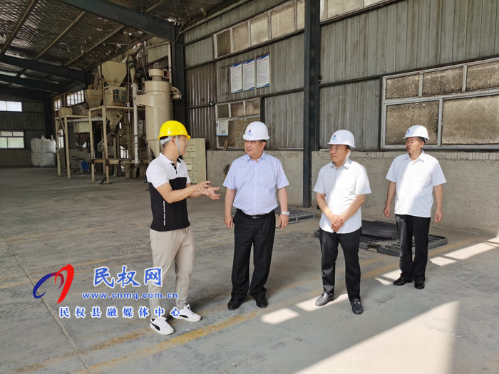 副縣長張士彬檢查飼料獸藥加工企業(yè)消防安全工作 副縣長張士彬檢查飼料獸藥加工企業(yè)消防安全工作