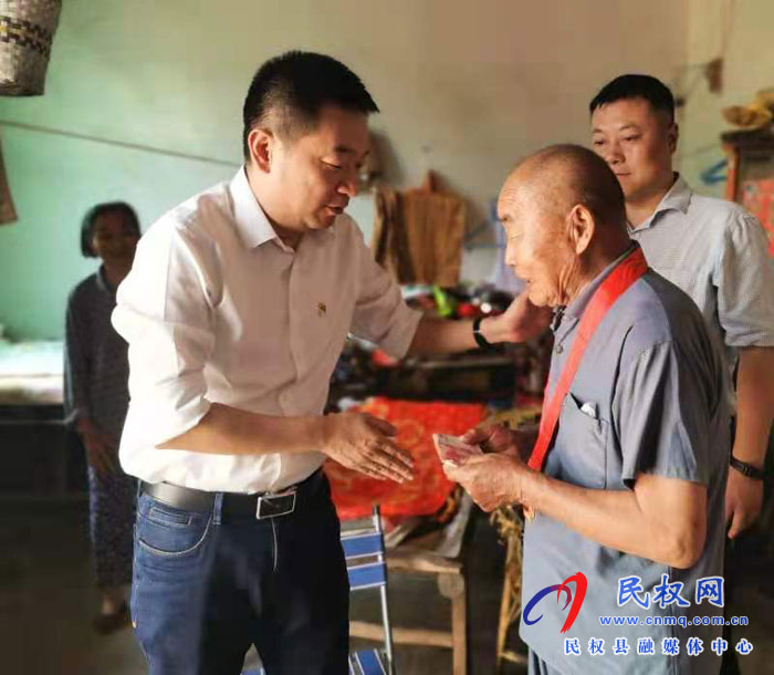 縣委常委、縣委辦公室主任孟亞松看望慰問老黨員