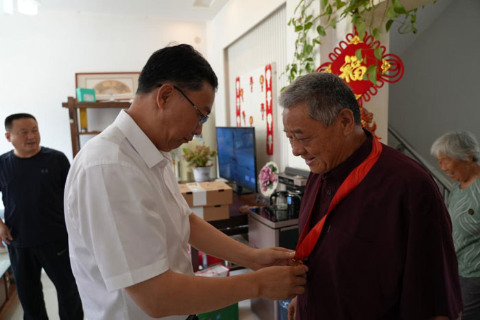 縣委常委、縣紀(jì)委書記、縣監(jiān)委主任張亞光走訪慰問老黨員