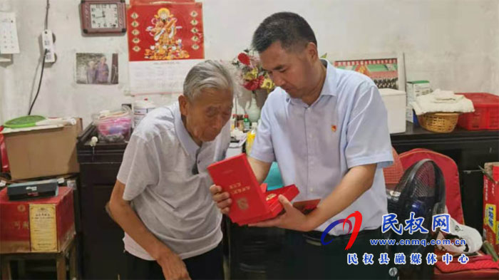 民權(quán)縣住建局開展“七一”前夕走訪慰問 老黨員活動(dòng) 民權(quán)縣住建局開展“七一”前夕走訪慰問 老黨員活動(dòng)