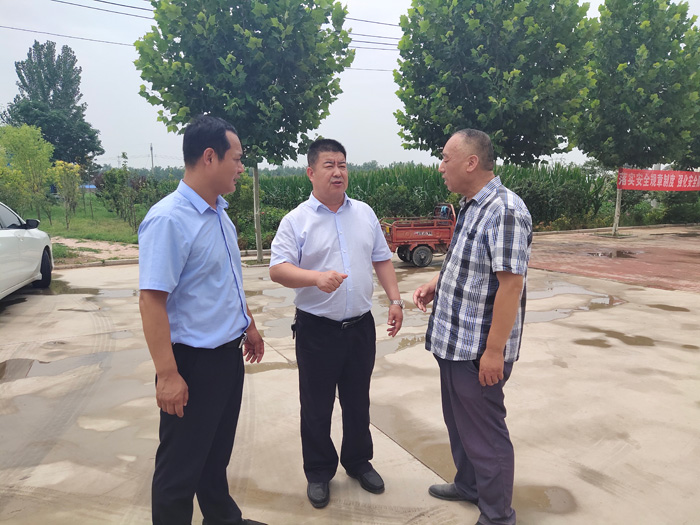 縣委常委、政法委書記、副縣長孟祥亮到白云寺鎮(zhèn)檢查扶貧車間安全生產工作