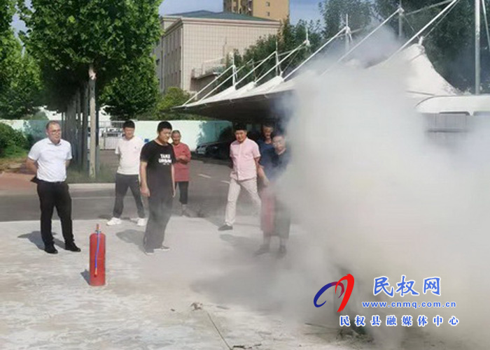 民權(quán)縣供電公司:開展消防培訓(xùn)與演練 民權(quán)縣供電公司:開展消防培訓(xùn)與演練