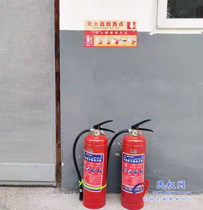 野崗鎮(zhèn):小標識大作用 干部幫助群眾張貼消防相關(guān)標識 野崗鎮(zhèn):小標識大作用 干部幫助群眾張貼消防相關(guān)標識