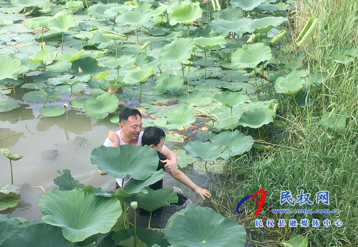 民權(quán)縣實驗小學(xué)教師王孝紅勇救落水兒童用行動詮釋師者之道 民權(quán)縣實驗小學(xué)教師王孝紅勇救落水兒童用行動詮釋師者之道