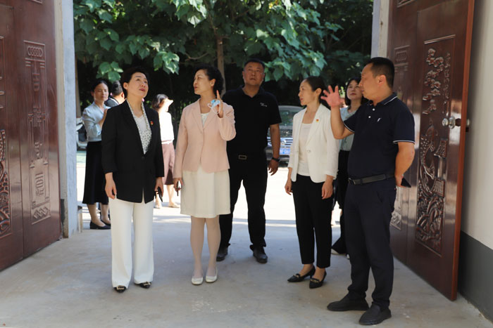 省婦聯(lián)聯(lián)絡(luò)部部長(zhǎng)盧前揚(yáng)到野崗鎮(zhèn)觀摩美麗鄉(xiāng)村和美麗庭院建設(shè)工作 省婦聯(lián)聯(lián)絡(luò)部部長(zhǎng)盧前揚(yáng)到野崗鎮(zhèn)觀摩美麗鄉(xiāng)村和美麗庭院建設(shè)工作
