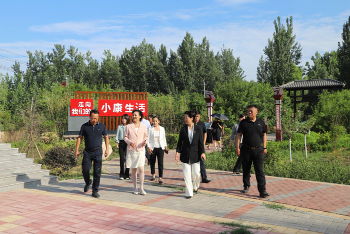 省婦聯(lián)聯(lián)絡(luò)部部長(zhǎng)盧前揚(yáng)到野崗鎮(zhèn)觀摩美麗鄉(xiāng)村和美麗庭院建設(shè)工作 省婦聯(lián)聯(lián)絡(luò)部部長(zhǎng)盧前揚(yáng)到野崗鎮(zhèn)觀摩美麗鄉(xiāng)村和美麗庭院建設(shè)工作