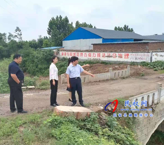 縣政府黨組成員、信訪局局長(zhǎng)陳鴻志到伯黨鄉(xiāng)開(kāi)展巡河工作