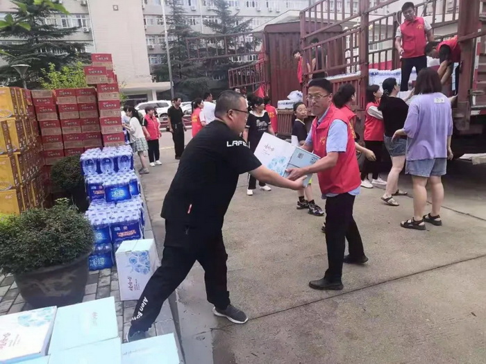 民權(quán)縣志愿者協(xié)會(huì)防汛救災(zāi)愛心物資馳援河南災(zāi)區(qū) 民權(quán)縣志愿者協(xié)會(huì)防汛救災(zāi)愛心物資馳援河南災(zāi)區(qū)