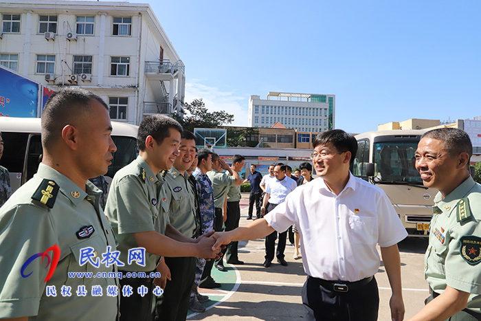 縣領(lǐng)導(dǎo)“八一”前夕慰問駐民官兵和消防指戰(zhàn)員 縣領(lǐng)導(dǎo)“八一”前夕慰問駐民官兵和消防指戰(zhàn)員