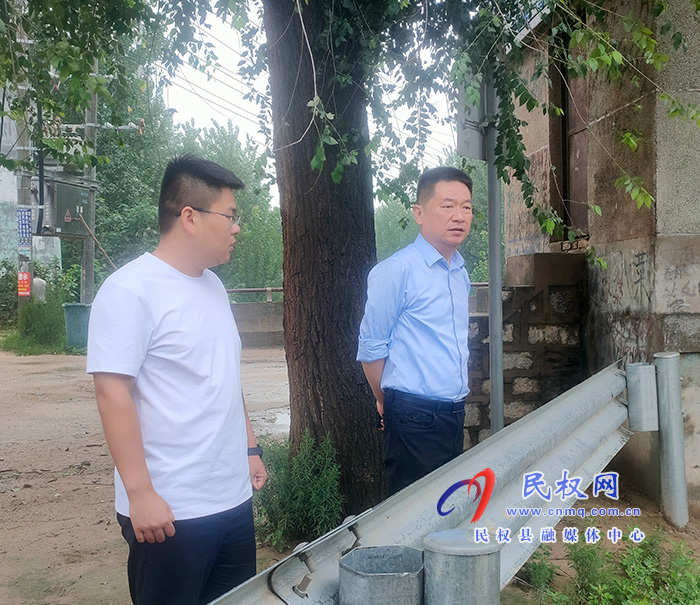 縣委常委、縣委辦公室主任孟亞松冒雨到野崗鎮(zhèn)督導(dǎo)檢查防汛工作