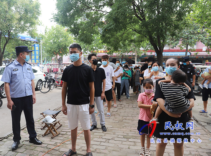 核酸檢測采樣點:提前派號排隊井然有序 核酸檢測采樣點:提前派號排隊井然有序