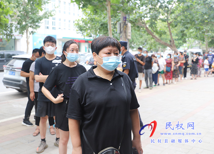 核酸檢測采樣點:提前派號排隊井然有序 核酸檢測采樣點:提前派號排隊井然有序