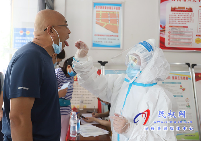 核酸檢測采樣點:提前派號排隊井然有序 核酸檢測采樣點:提前派號排隊井然有序