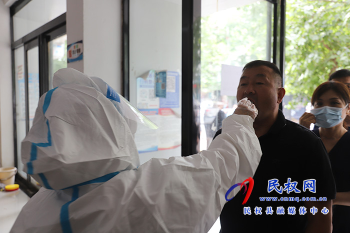 核酸檢測采樣點:提前派號排隊井然有序 核酸檢測采樣點:提前派號排隊井然有序