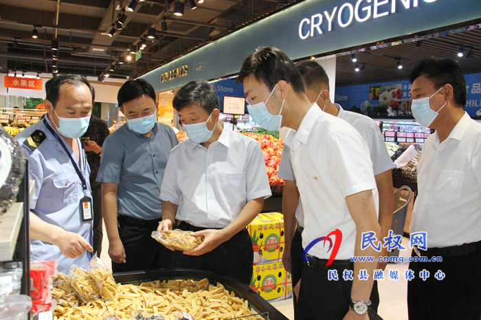 縣政府黨組成員、信訪局局長(zhǎng)陳鴻志查看 食品藥品安全及疫情防控工作