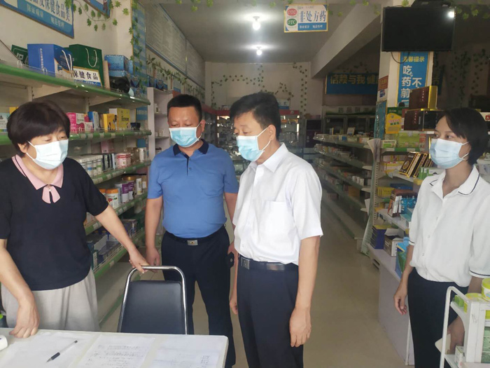 縣政府黨組成員、信訪局局長陳鴻志督查伯黨鄉(xiāng)疫情防控工作