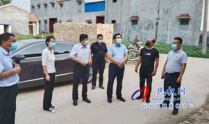 縣領(lǐng)導(dǎo)孟祥亮、陳鴻志督查伯黨鄉(xiāng)疫情防控工作
