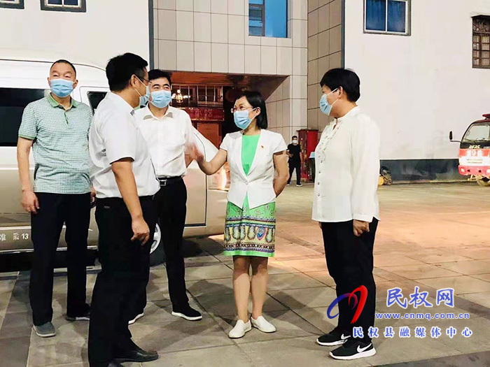 縣委副書記、縣長(zhǎng)候選人王靜嫻深入鄉(xiāng)鎮(zhèn)夜查疫情防控工作