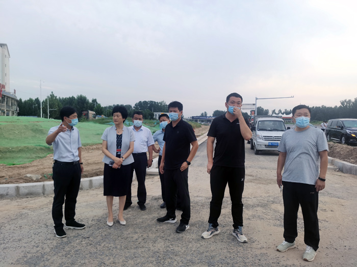 縣人大常委會(huì)周燕主任現(xiàn)場(chǎng)查看迎賓大道改造工程項(xiàng)目 縣人大常委會(huì)周燕主任現(xiàn)場(chǎng)查看迎賓大道改造工程項(xiàng)目