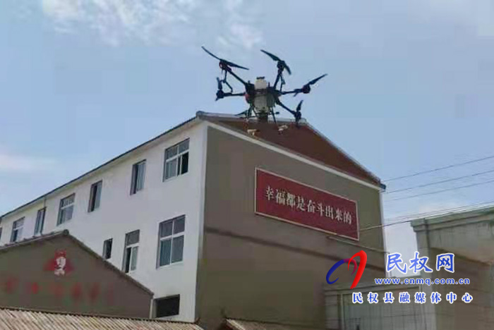 胡集鄉(xiāng)消毒作業(yè)用上了“無人機(jī)” 胡集鄉(xiāng)消毒作業(yè)用上了“無人機(jī)”