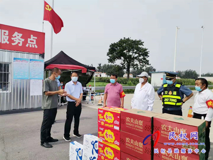 民權(quán)縣總工會黨組書記、主席瞿志君 到白云寺鎮(zhèn)慰問抗疫一線工作人員