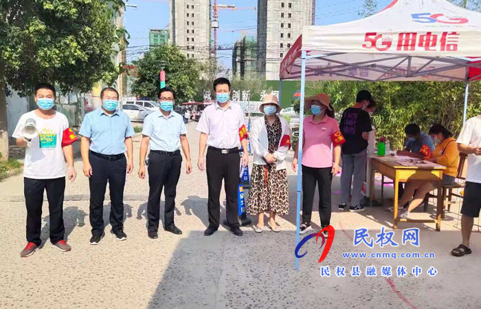 民權(quán)實(shí)驗(yàn)中學(xué)校長牛同堂到疫情防控核酸檢測點(diǎn)狀元府邸慰問 民權(quán)實(shí)驗(yàn)中學(xué)校長牛同堂到疫情防控核酸檢測點(diǎn)狀元府邸慰問