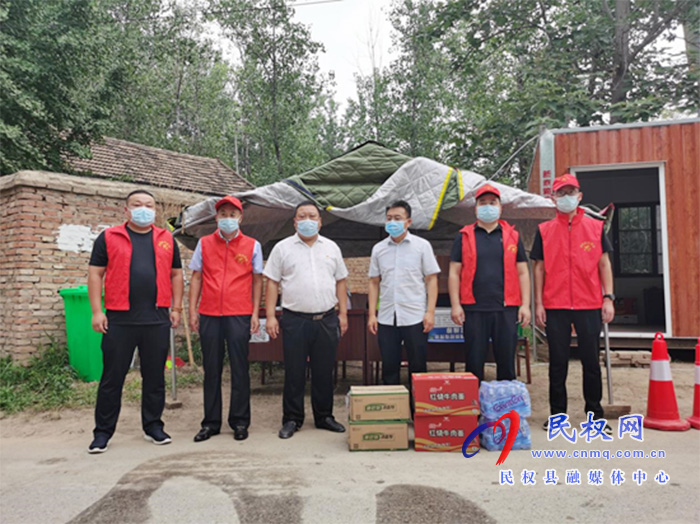 縣畜牧發(fā)展服務(wù)中心慰問幫扶村疫情防控卡點(diǎn) 縣畜牧發(fā)展服務(wù)中心慰問幫扶村疫情防控卡點(diǎn)