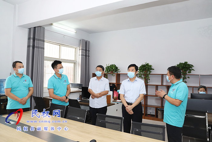 縣委常委、宣傳部長(zhǎng)屠志遠(yuǎn)到融媒體中心督導(dǎo)疫情防控工作