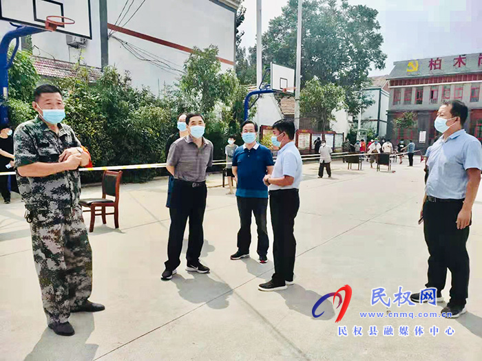 縣委常委、組織部長何玉明到白云寺鎮(zhèn)督導(dǎo)疫情防控工作