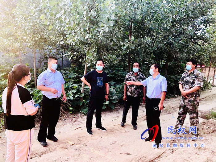 副縣長張士彬、縣工會(huì)主席瞿志君到白云寺鎮(zhèn)督導(dǎo)疫情防控工作